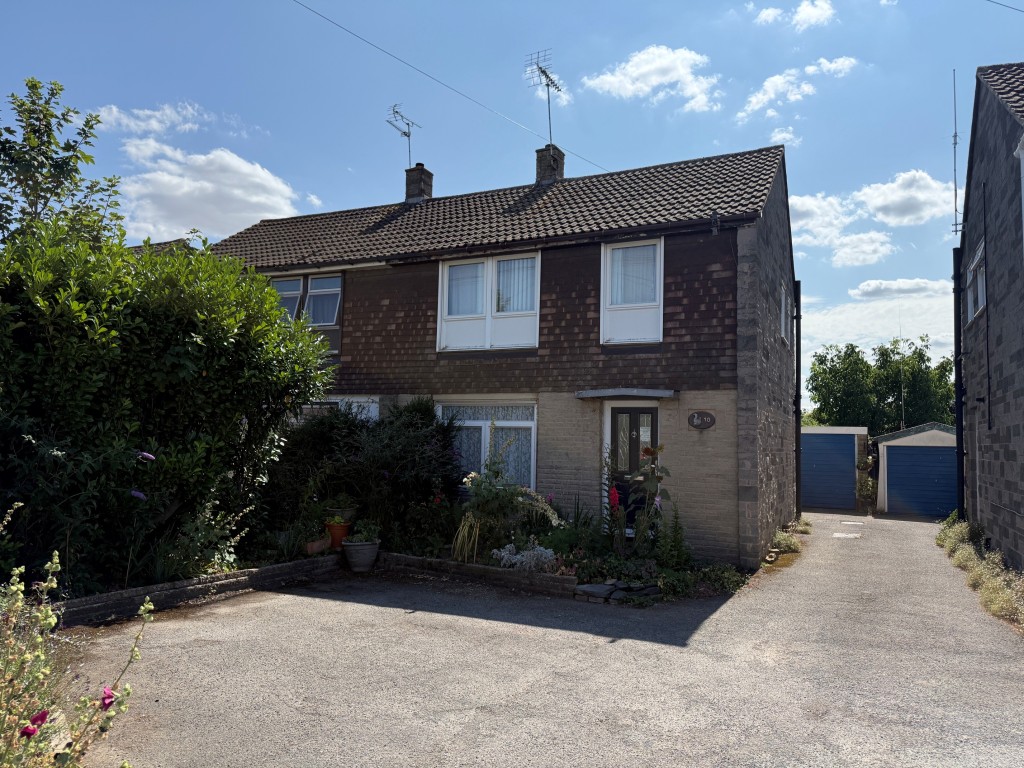 Lot: 84 - SEMI-DETACHED HOUSE FOR IMPROVEMENT - Alternative front view of the semi-detached house